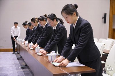 聚焦｜她們可不簡單！微笑、問好、端茶續水，都是這樣苦練出來的——揭秘專業會務服務的幕后訓練